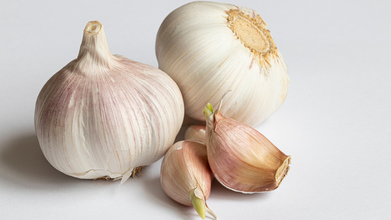 Whole heads of garlic 