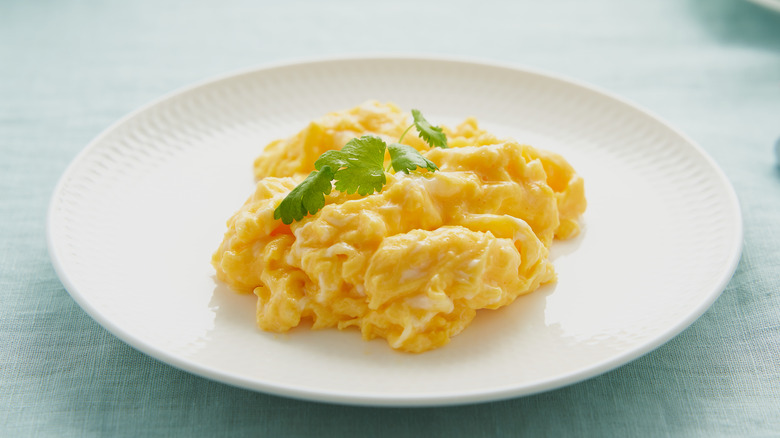 scrambled eggs on plate