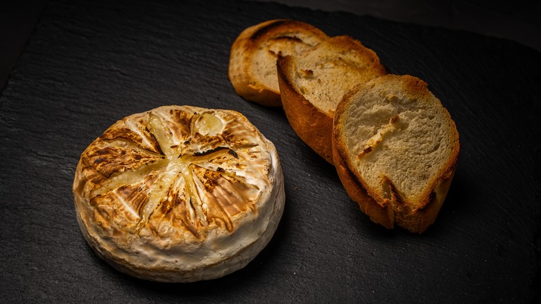 Baked brie with slices of bread