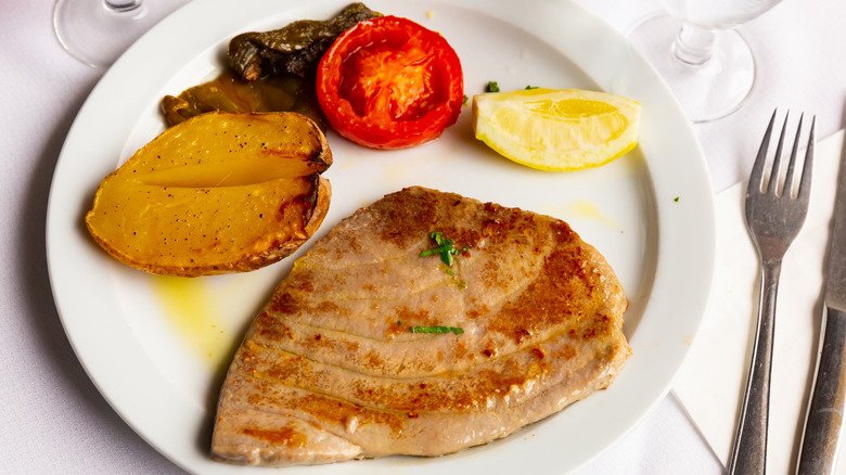 Fried tuna steak with vegetable sides