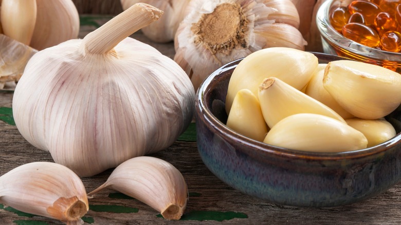 heads and cloves of garlic