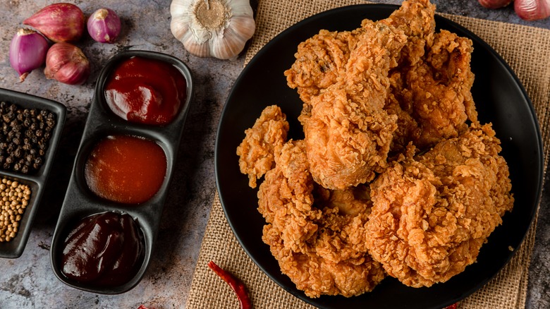 Fried chicken with condiments