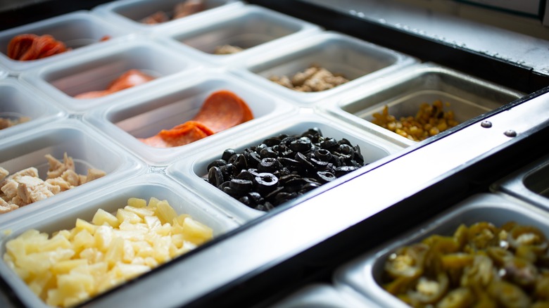 Pizza topping bar