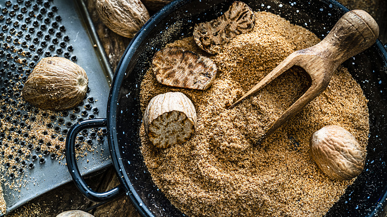 whole and ground nutmeg