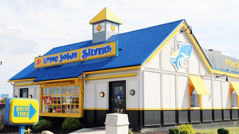 Exterior of a Long John Silver's fast food location