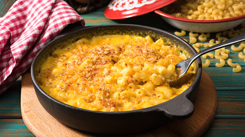 Mac and cheese topped with breadcrumbs