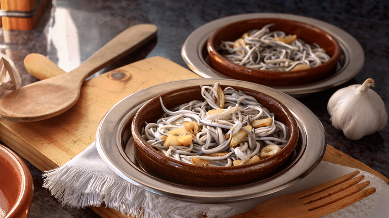 bowls of angulas with garlic
