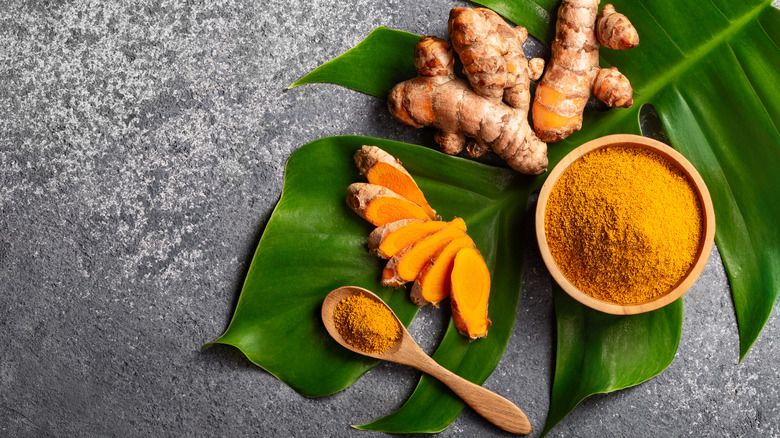 fresh and ground turmeric
