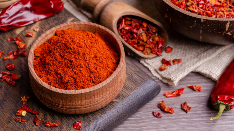 Chili powder and chili flakes