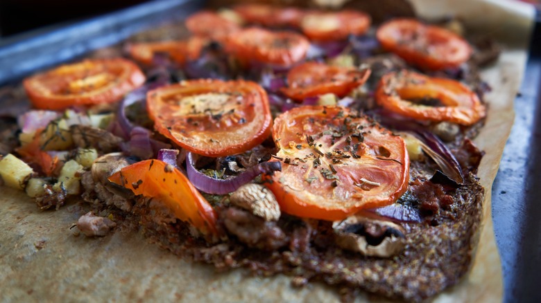 Tomato pizza with flaxseed crust