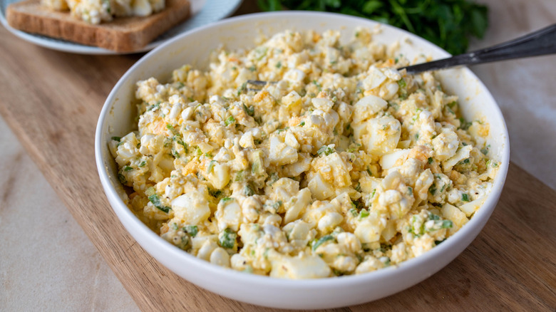 Egg salad with cottage cheese and herbs