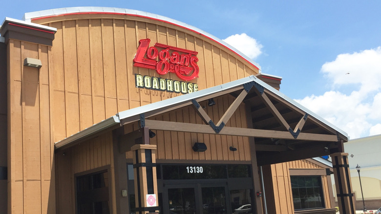 Logan's Roadhouse exterior signage