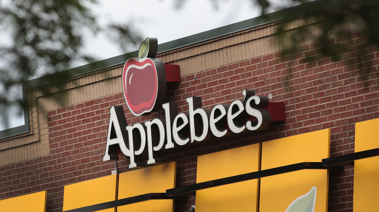 Applebee's exterior sign