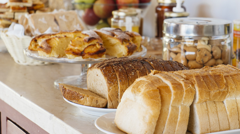 bread at buffet