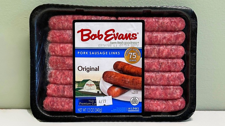 A pack of Bob Evans Sausage Links on a green and white background