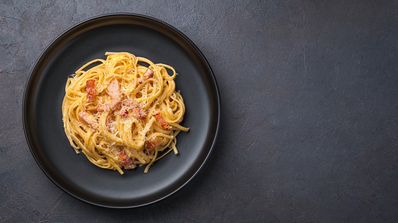 Carbonara on black plate