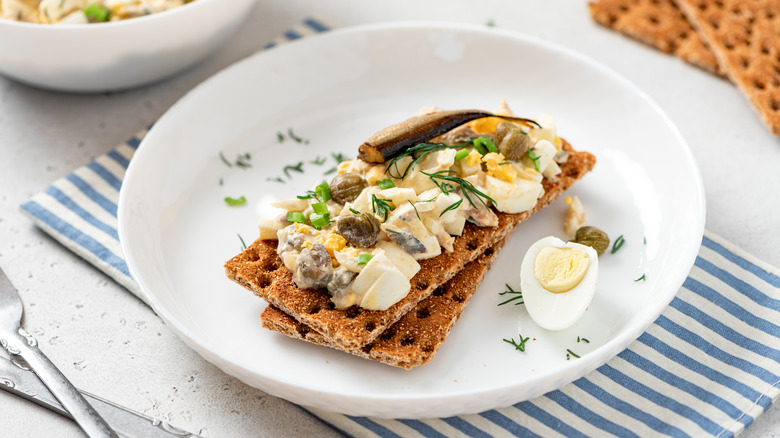 Gubbrora on crackers