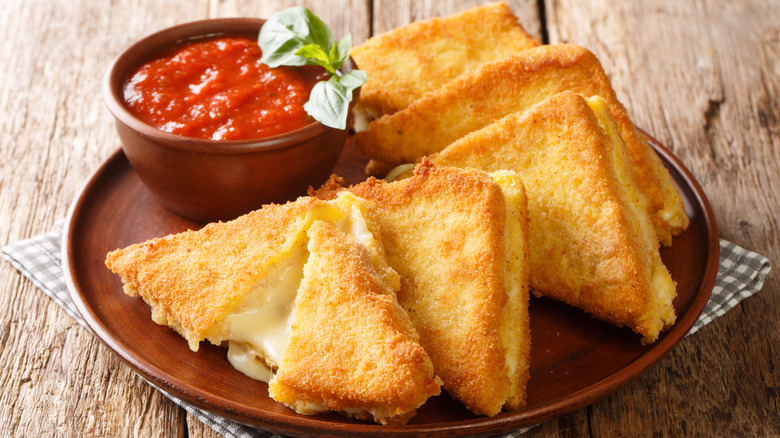 Plateful of mozzarella in carrozza with marinara dipping sauce