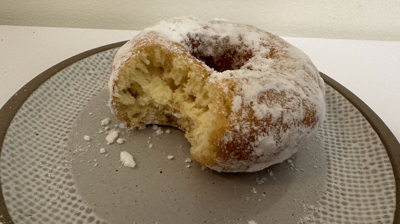 powdered donut
