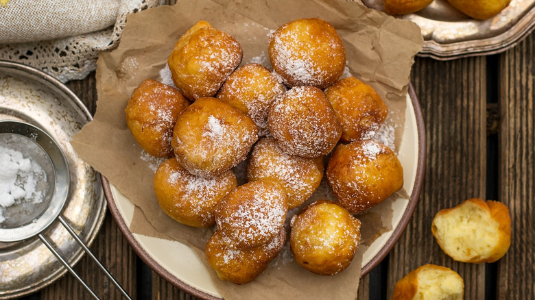 Bunwelos with sugar on plate