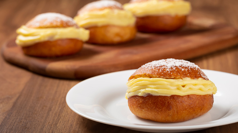 Sonhos stuffed with buttercream