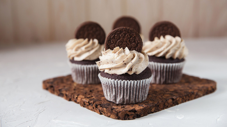 cupcakes with cookie topper