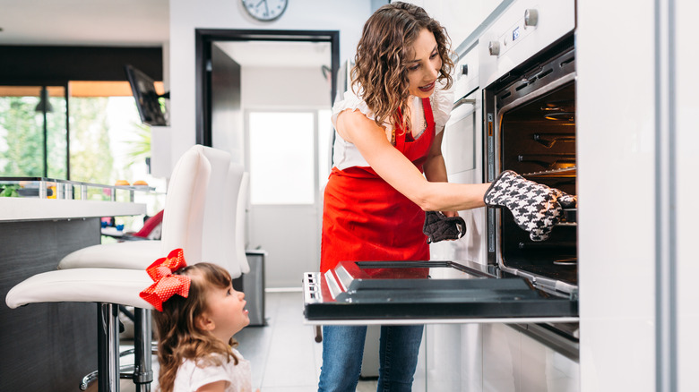 baking cupcakes in oven