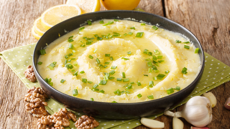 Bowl of Skordalia surrounded by its ingredients