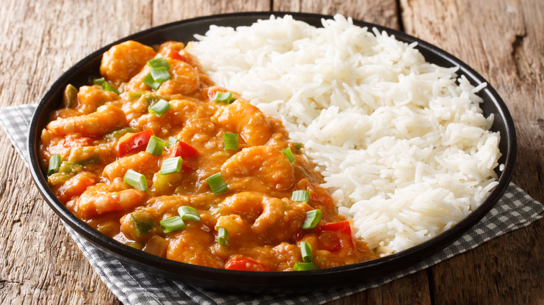 Shrimp étouffée with rice in a black bowl
