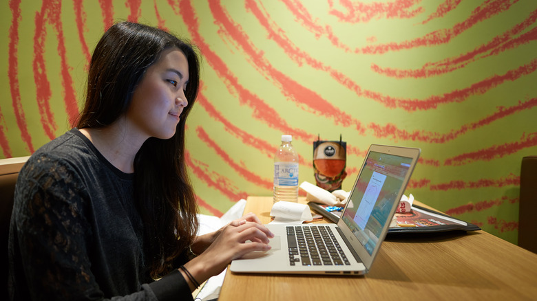 woman on laptop at mcdonald's