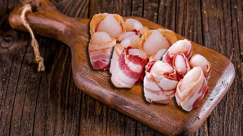 bacon wrapped scallops on platter