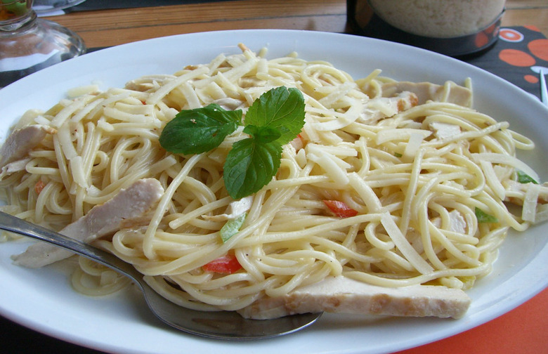 Chicken Spaghetti with Garlicky Tomato Sauce