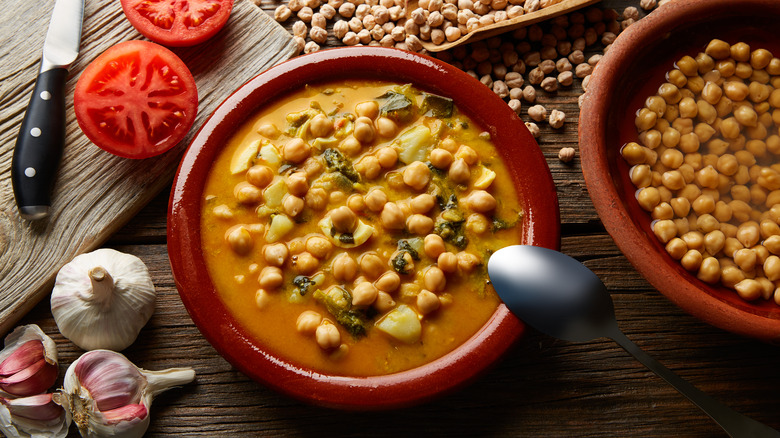 Earthenware bowl of espinacas con Garbanzos