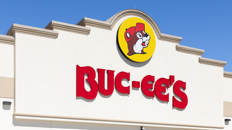 A Buc-ee's logo on a white wall, with red lettering and a drawing of the beaver