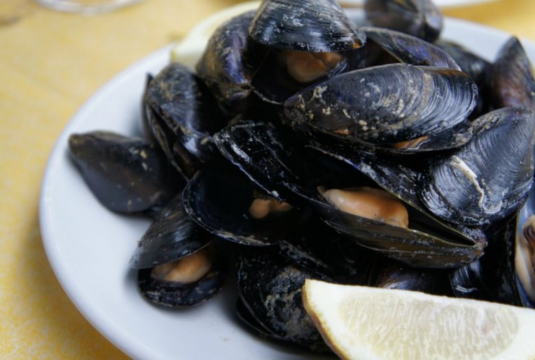 Grilled Mussels With Garlic Butter and Lemon