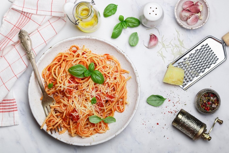 Pasta With Tomatoes and Basil 