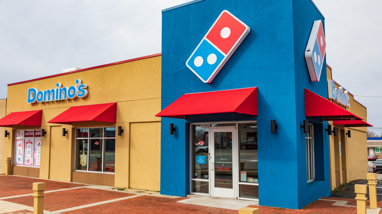 Domino's pizza restaurant storefront