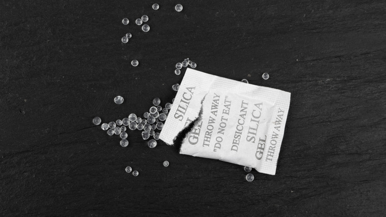 Silica gel adsorbent crystals