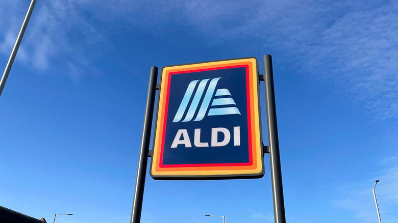 A large Aldi sign set against a blue sky