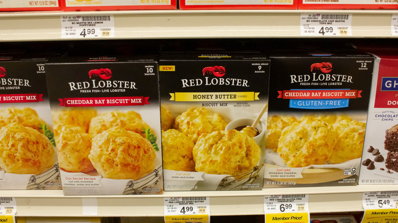 Red Lobster Cheddar Bay Biscuit Mix for sale on a grocery store shelf.