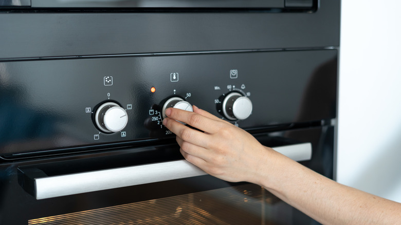 hand turning oven dial