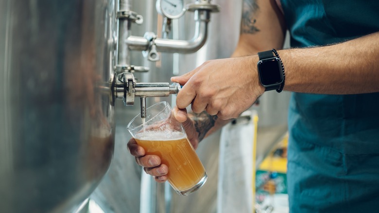 filling beer glass