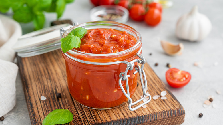 jar of red marinara with fresh veggies