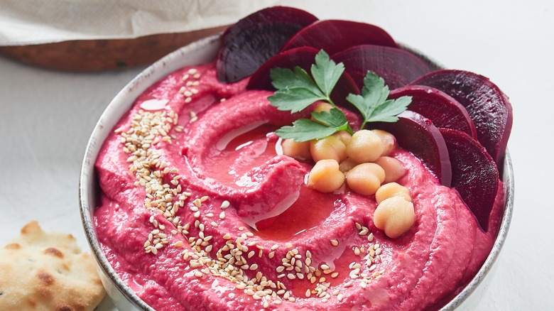 beets hummus with beet slices