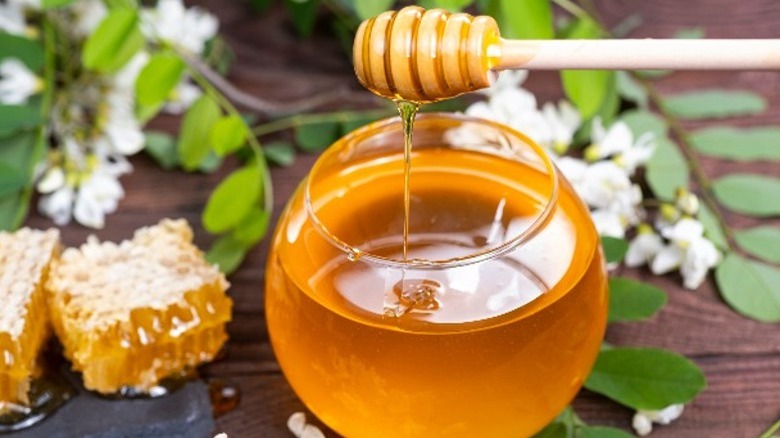 honey in bowl with honeycomb