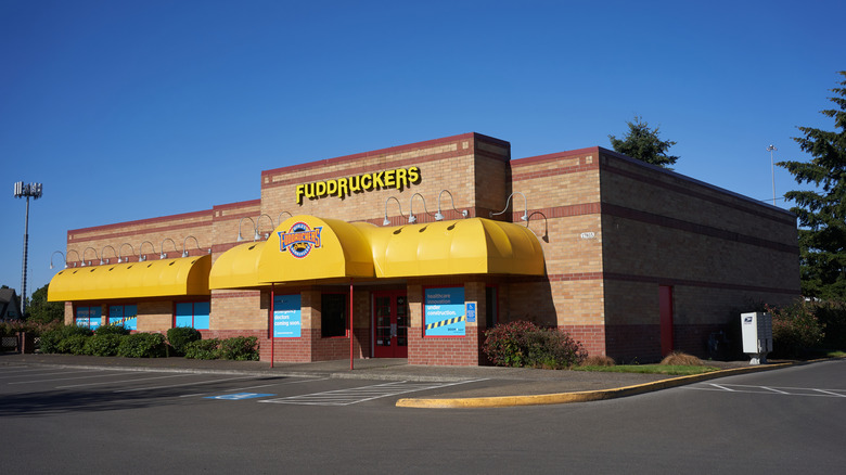A Fuddruckers building with a yellow awning.