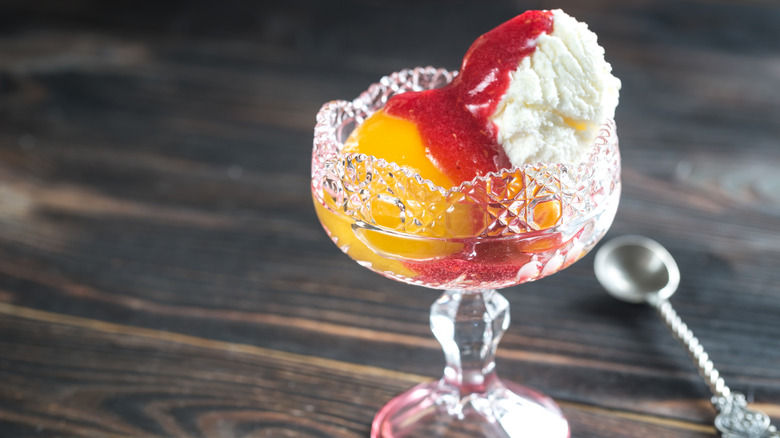 Bowl of peach melba