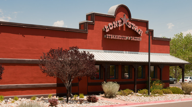 Lone Star Steakhouse & Saloon restaurant exterior
