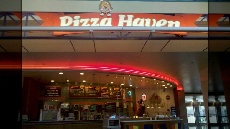 Old image of a Pizza Haven restaurant
