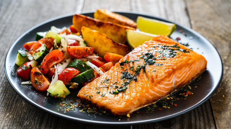 Salmon filet with salad 